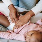 massage du système digestif d'un nouveau né